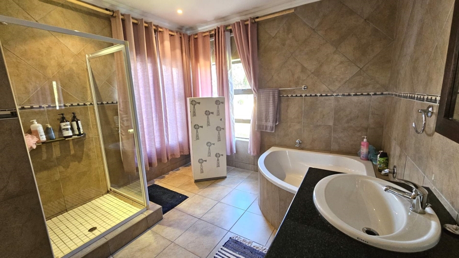 5 Bedroom Property for Sale in Birdwood Estate North West